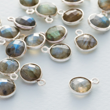 Labradoryt krążek fasetowany zawieszka w okuciu AG925 8mm
