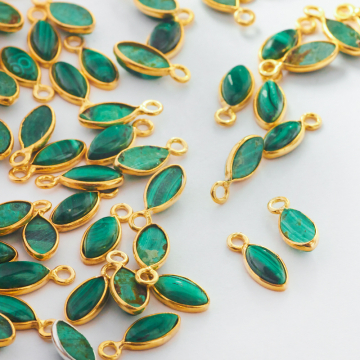 Srebrna zawieszka malachit w okuciu  pozłacany AG925 7x3,5mm