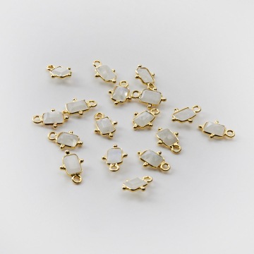 Srebrna zawieszka kamień księżycowy w srebrnym okuciu AG925 pozłacana 7x5mm