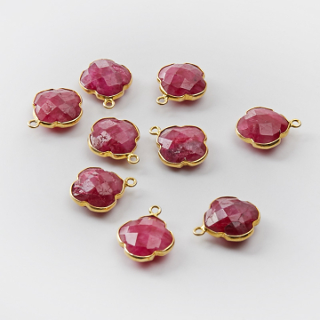 Srebrna zawieszka rubin koniczyna marokańska w srebrnym okuciu AG925 pozłacana 12,5mm