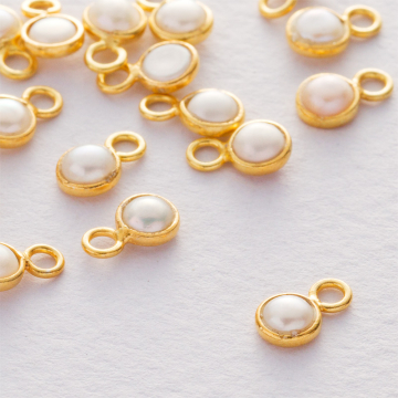 Perła naturalna zawieszka w okuciu pozłacanym AG925  4mm