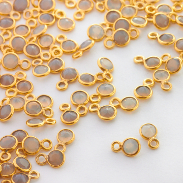 Chalcedon szary fasetowany w okuciu zawieszka AG925 4mm