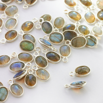 Labradoryt owal fasetowany w okuciu zawieszka AG925 7mm