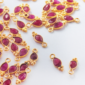 Rubin fasetowany w okuciu zawieszka pozłacana AG925 7mm