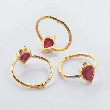 Pierścionek regulowany z czerwonym koralem pozłacany AG925 20mm