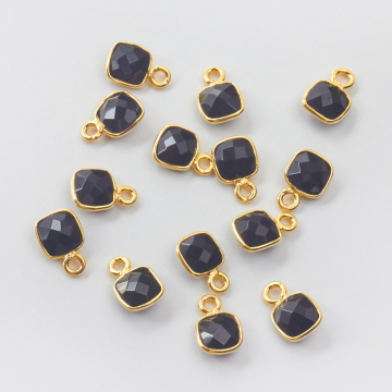 Onyks kwadrat fasetowany w srebrnym okuciu AG925 pozłacany 6mm