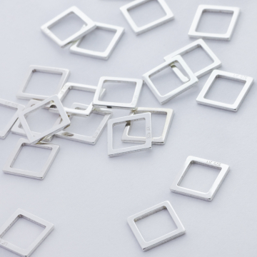 Srebrna zawieszka- łącznik kwadrat wycinany AG925 9mm