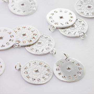 Srebrna zawieszka tarcza znaków zodiaku AG925 19mm