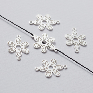 Rozgałęźnik kwiatek ażurowy srebrny 22 mm