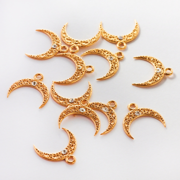 Srebrna zawieszka róg obfitości z cyrkonią AG925 pozłacany 12mm