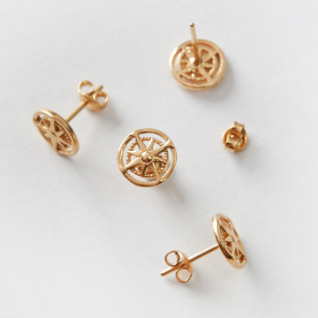 Srebrne kolczyki sztyfty róże wiatrów AG925 pozłacane 9mm