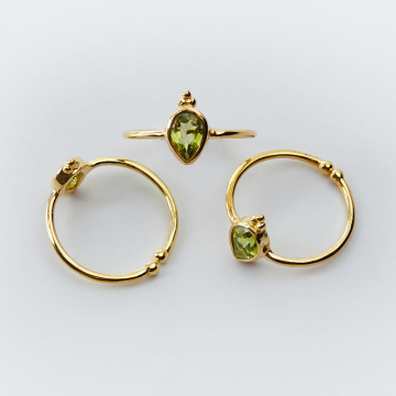 Srebrny pierścionek regulowany z peridotem łezka AG925 pozłacany 20mm