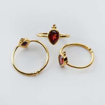 Srebrny pierścionek regulowany z granatem łezka AG925 pozłacany 20mm