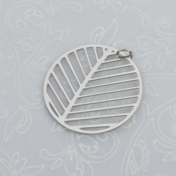 Zawieszka okrągła wycinana liść stal chirurgiczna z kółeczkiem w kolorze srebrnym 25mm
