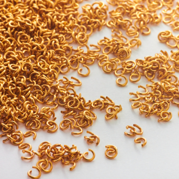 Kółeczka ze stali chirurgicznej w kolorze złotym 4x0,8mm PVD Kółeczka ze stali chirurgicznej w kolorze złotym 4x0,8mm PVD