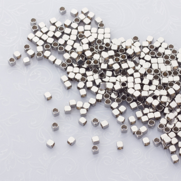 Przekładka kostka ze stali chirurgicznej w kolorze srebrnym 2mm