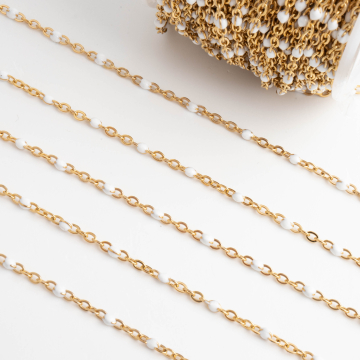 Łańcuszek ze stali chirurgicznej z koralikami białymi w kolorze złotym 2mm PVD
