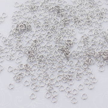 Kółeczka zaciskowe ze stali chirurgicznej w kolorze srebrnym 4x0,6mm