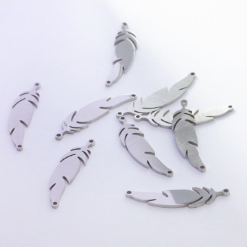 Łącznik ze stali chirurgicznej piórko w kolorze srebrnym 27,6mm