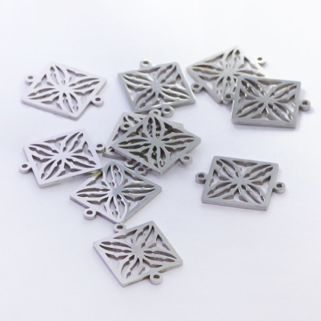 Łącznik ze stali chirurgicznej  kwadrat ażurowy w kolorze srebrnym 15mm