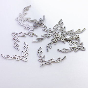 Zawieszka ze stali chirurgicznej głowa jelenia w kolorze srebrnym 24x30mm