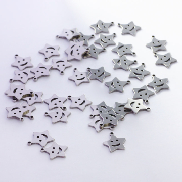 Zawieszka ze stali chirurgicznej gwiazdka z uśmiechem w kolorze srebrnym 10,3mm