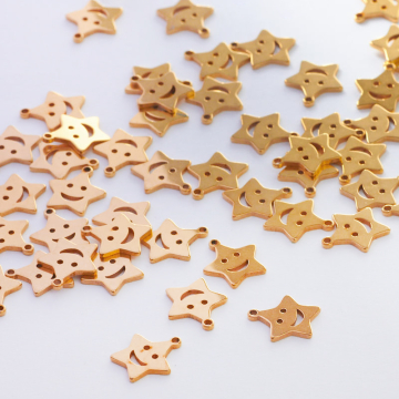 Zawieszka ze stali chirurgicznej gwiazdka z uśmiechem w kolorze złotym 10mm