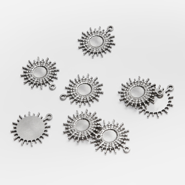 Zawieszka ze stali chirurgicznej słoneczko w kolorze srebrnym 15,5mm