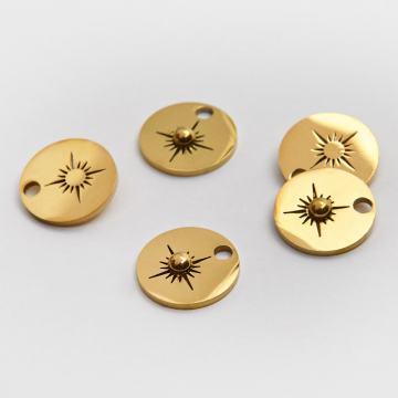 Zawieszka ze stali chirurgicznej róża wiatrów na kółku w kolorze złotym 12mm