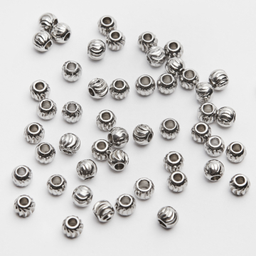 Przekładki kulki nacinane ze stali chirurgicznej w kolorze srebrnym 4mm