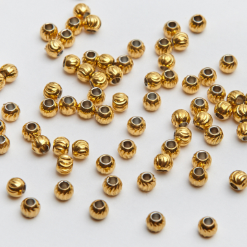 Przekładki kulki nacinane ze stali chirurgicznej w kolorze złotym 4mm