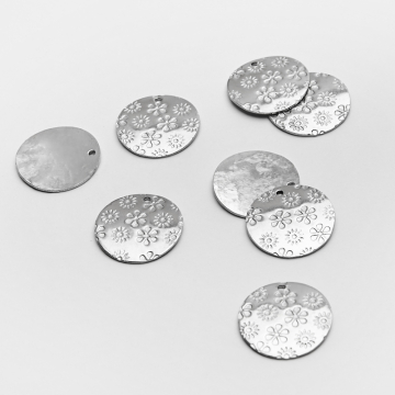 Zawieszka kółko wygięte w kwiatki ze stali chirurgicznej w kolorze srebrnym 18mm