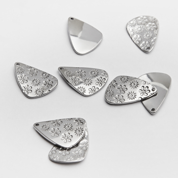 Zawieszka łezka wygięta w kwiatki ze stali chirurgicznej w kolorze srebrnym 22mm