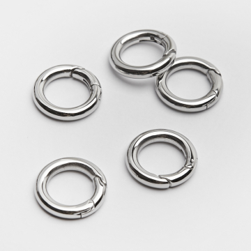 Zapięcie ozdobne okrągłe ze stali chirurgicznej w kolorze srebrnym 16mm