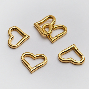 Zapięcie ozdobne serce ze stali chirurgicznej w kolorze złotym 17x20mm