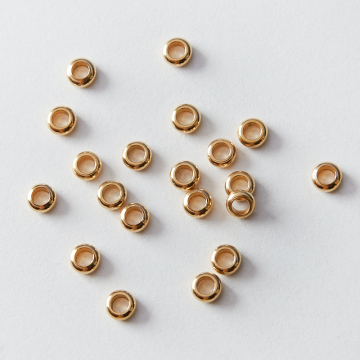 Przekładka ze stali chirurgicznej pierścień w kolorze złotym 4x2mm