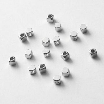 Koralik ze stali chirurgicznej kostka ścięta w kolorze srebrnym 3x3mm