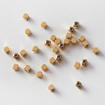 Koralik ze stali chirurgicznej kostka ścięta w kolorze złotym 3x3mm