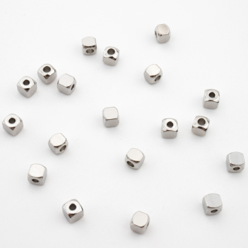 Koralik ze stali chirurgicznej kostka ścięta w kolorze srebrnym 4x4mm