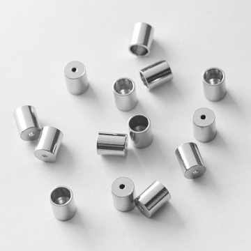 Końcówka ze stali chirurgicznej do rzemieni w kolorze srebrnym 4mm