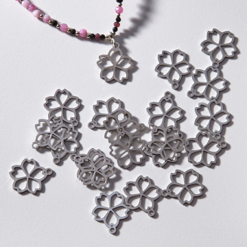 Zawieszka ze stali chirurgicznej kwiatek w kolorze srebrnym 16,6mm