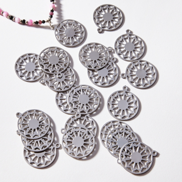 Zawieszka ze stali chirurgicznej pajęczyna w kolorze srebrnym 18,4mm