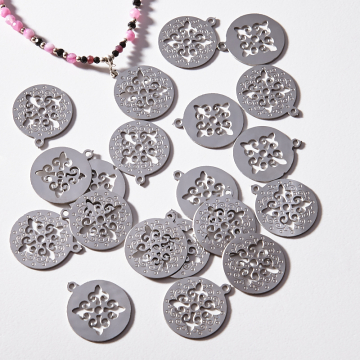 Zawieszka ze stali chirurgicznej zawijasy w kolorze srebrnym 18,3mm