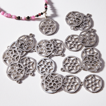 Zawieszka ze stali chirurgicznej kwiatek w kółku w kolorze srebrnym 15mm