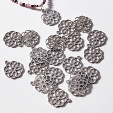 Zawieszka ze stali chirurgicznej mały atom w kolorze srebrnym 14,9mm