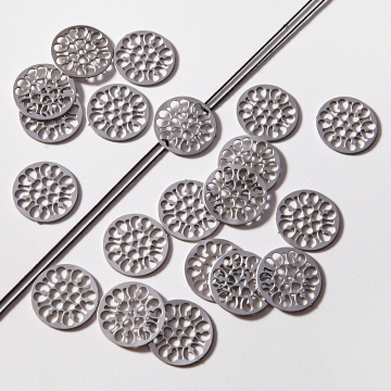 Zawieszka łącznik ze stali chirurgicznej serwetka z sercami w kolorze srebrnym 18,4mm