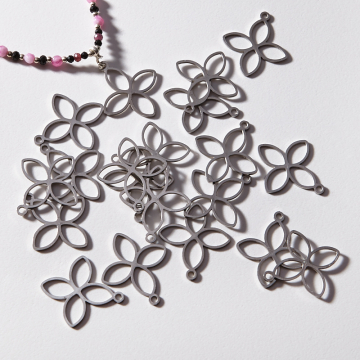 Zawieszka ze stali chirurgicznej czterolistny kwiatek w kolorze srebrnym 22,3mm