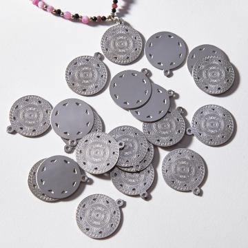 Zawieszka ze stali chirurgicznej mandala w kolorze srebrnym 18,3mm