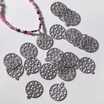 Zawieszka ze stali chirurgicznej ażur w kolorze srebrnym 18,4mm