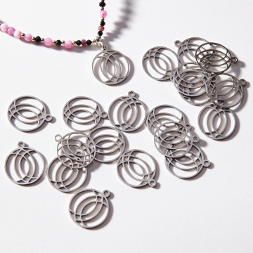 Zawieszka ze stali chirurgicznej ażurowe półkola w kolorze srebrnym 14,8mm